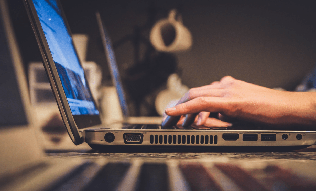 Hand auf einer Laptop-Tastatur